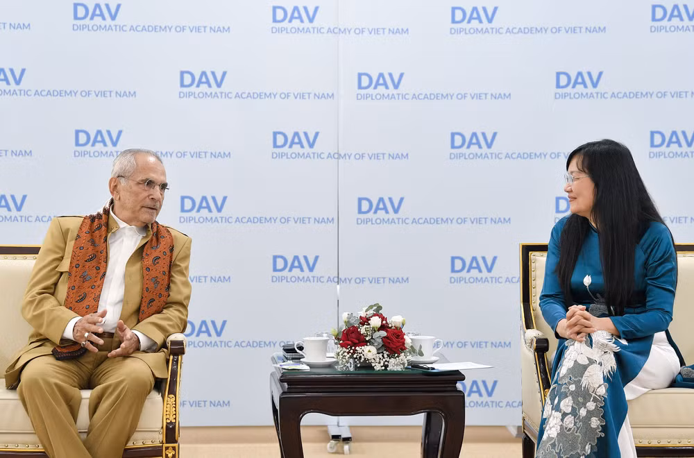 Tổng thống Timor Leste José Ramos-Horta trao đổi với Ban Giám đốc Học viện Ngoại giao.