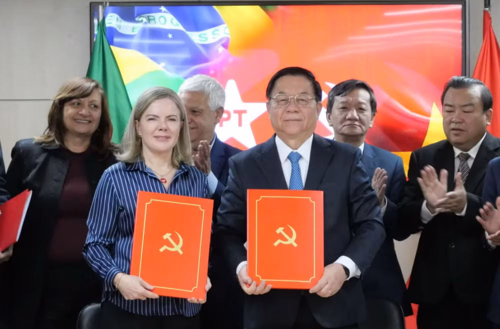Đồng chí Nguyễn Trọng Nghĩa, Ủy viên Bộ Chính trị, Bí thư Trung ương Đảng, Trưởng Ban Tuyên giáo Trung ương đã ký Biên bản thỏa thuận hợp tác với bà Gleisi Hoffmann, Chủ tịch Đảng Lao động (PT), tại Brasilia. (Ảnh: Diệu Hương/TTXVN)