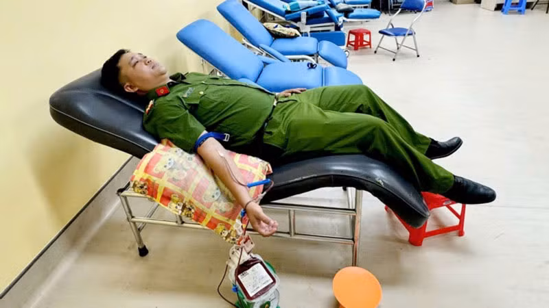 Đại úy Nguyễn Viết Cường tham gia hiến máu. 