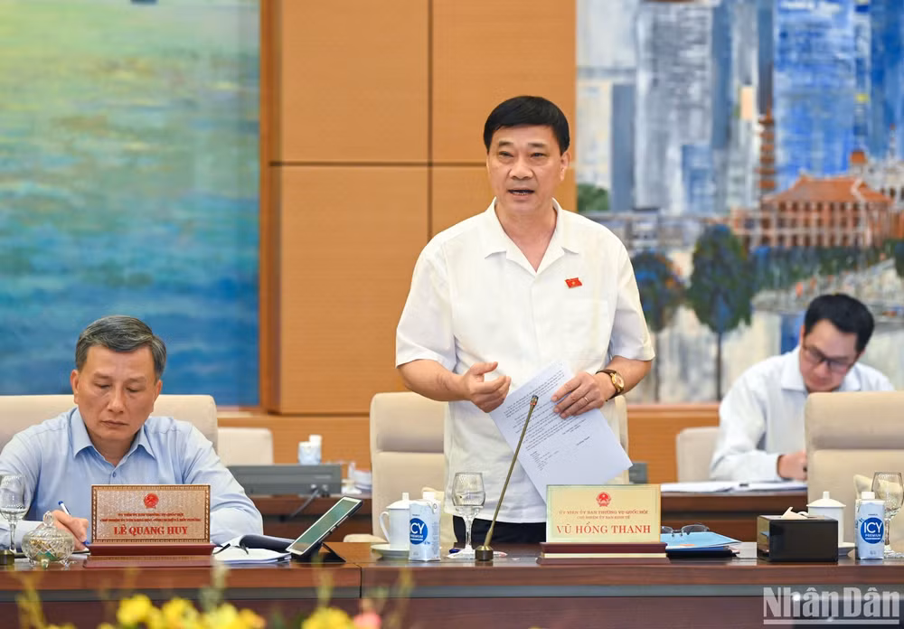 Chủ nhiệm Ủy ban Kinh tế Vũ Hồng Thanh phát biểu ý kiến tại phiên họp.