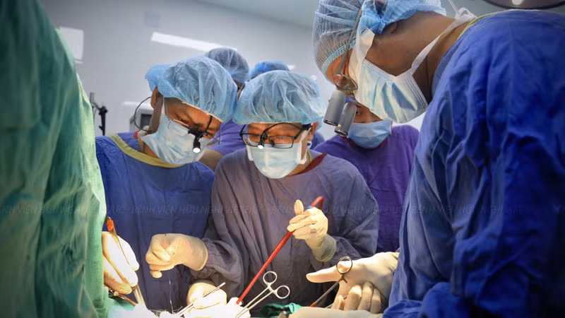 Các bác sĩ đang thực hiện ca phẫu thuật .