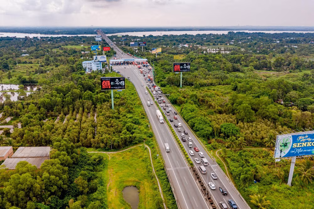 Tại Việt Nam, thu phí không dừng được áp dụng hoàn toàn trên các tuyến cao tốc từ 1/08/2022 và nhanh chóng chứng minh được những hiệu quả thiết thực về kinh tế - xã hội - môi trường. Tại Việt Nam, thu phí không dừng được áp dụng hoàn toàn trên các tuyến cao tốc từ 1/08/2022 và nhanh chóng chứng minh được những hiệu quả thiết thực về kinh tế - xã hội - môi trường.