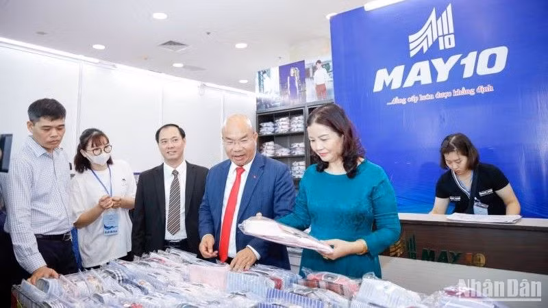 Ngày 19-21/10/2023, Sở Công thương Hà Nội sẽ tổ chức Hội chợ sản phẩm công nghiệp chủ lực thành phố Hà Nội năm 2023.