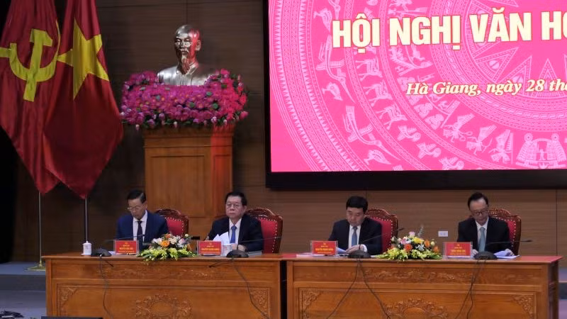 Trưởng Ban Tuyên giáo Trung ương Nguyễn Trọng Nghĩa và lãnh đạo tỉnh Hà Giang chủ trì hội nghị.