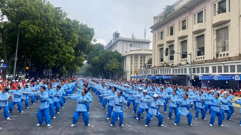 Một màn đồng diễn trong Ngày hội rèn luyện sức khỏe người cao tuổi Hà Nội năm 2023