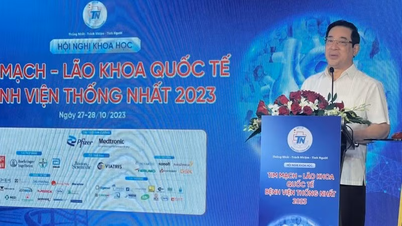 PGS,TS Lương Ngọc Khuê, Phó Chủ tịch Hội đồng y khoa quốc gia, Cục Trưởng Cục Quản lý khám, chữa bệnh, Phó Trưởng Ban chỉ đạo phòng, chống bệnh không lây nhiễm Bộ Y tế phát biểu tại Hội nghị.