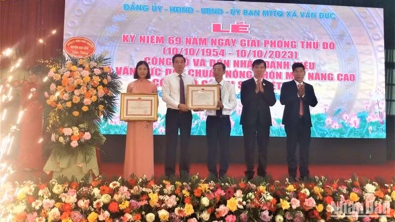 Đồng chí Nguyễn Việt Hà, Thành ủy viên, Bí thư huyện ủy Gia Lâm, Thành phố Hà Nội, trao bằng công nhận Văn Đức đạt chuẩn xã nông thôn mới nâng cao. (Ảnh: VĂN ANH)