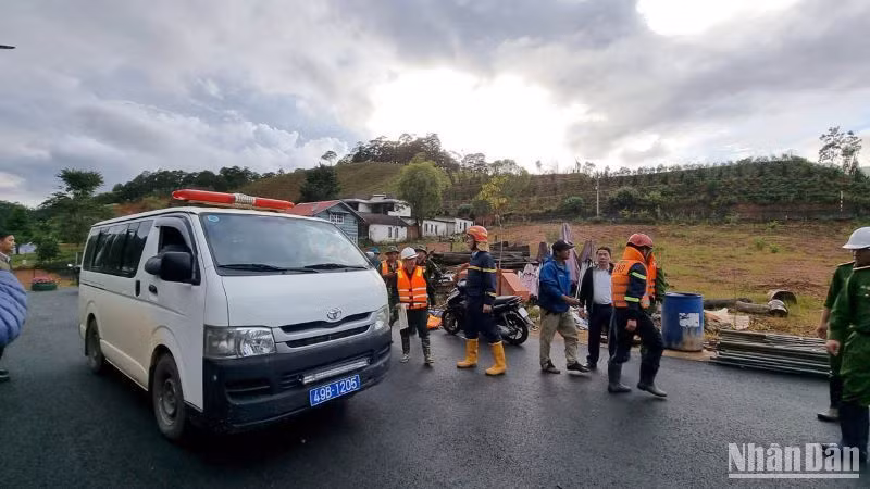 Vụ lũ cuốn trôi xe ô-tô tại Lâm Đồng: Bốn du khách tử vong