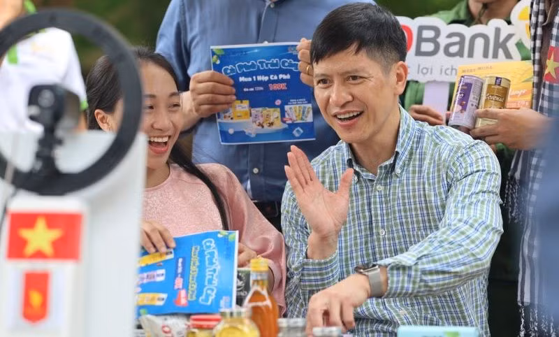 Lãnh đạo Trung tâm Xúc tiến thương mại nông nghiệp (Bộ Nông nghiệp và Phát triển nông thôn) tham gia phiên livestream Chợ phiên OCOP thành phố Hồ Chí Minh.