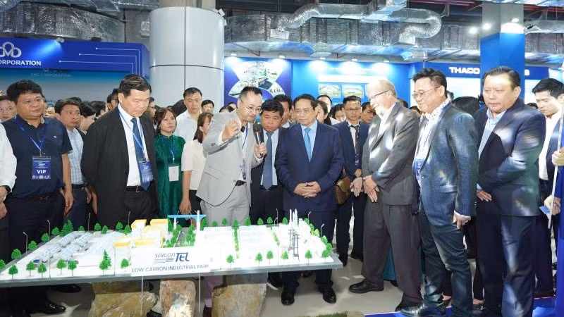 Thủ tướng Phạm Minh Chính thăm gian trưng bày của Saigontel tại Triển lãm quốc tế Đổi mới sáng tạo Việt Nam 2023; nghe giới thiệu về mô hình tăng trưởng xanh. 