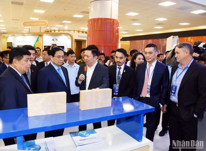 Thủ tướng Phạm Minh Chính cùng các đại biểu tham quan gian hàng trưng bày sản phẩm đổi mới sáng tạo của các doanh nghiệp.