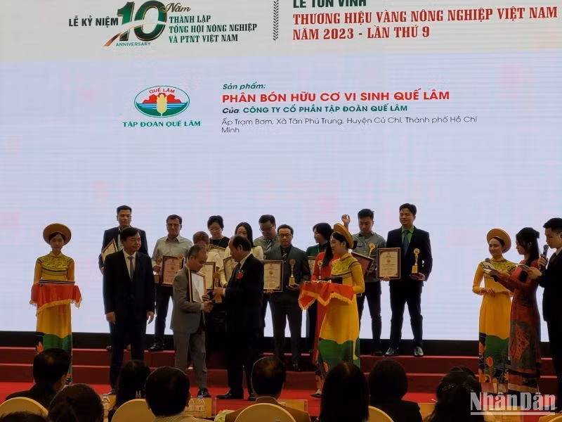 Trao kỷ niệm chương và bằng khen cho các thương hiệu được tôn vinh thương hiệu vàng nông nghiệp 2023.