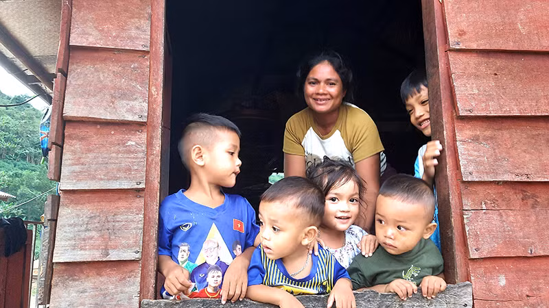 Phụ nữ và trẻ em bản Lòm, xã Trọng Hóa, huyện Minh Hóa, tỉnh Quảng Bình háo hức sắp được xem phim màn ảnh rộng.