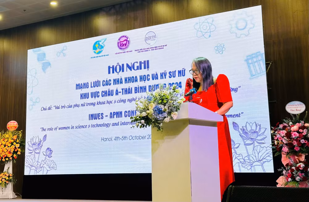 TS Juana T. Tapel phát biểu.