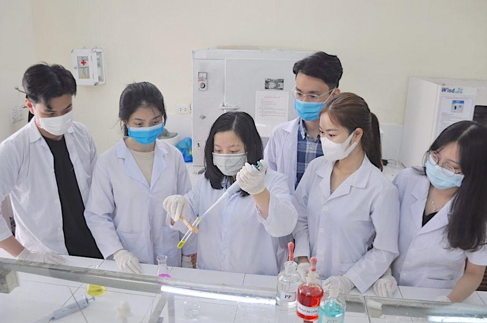 Sinh viên Khoa Hóa, Trường Đại học Bách Khoa Đà Nẵng trong giờ thực hành.