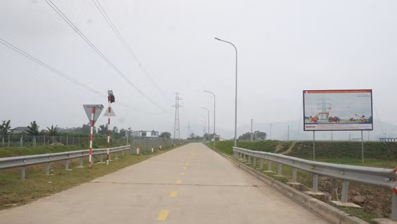 Và thay thế con đường mới RN1, rộng hơn và khang trang.