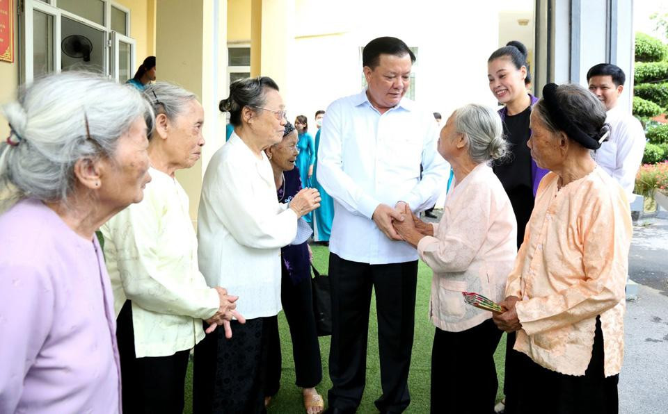Bí thư Thành ủy Hà Nội Đinh Tiến Dũng trò chuyện với người có công tại Trung tâm Nuôi dưỡng và điều dưỡng người có công số 2 Hà Nội. (Ảnh: Duy Linh)