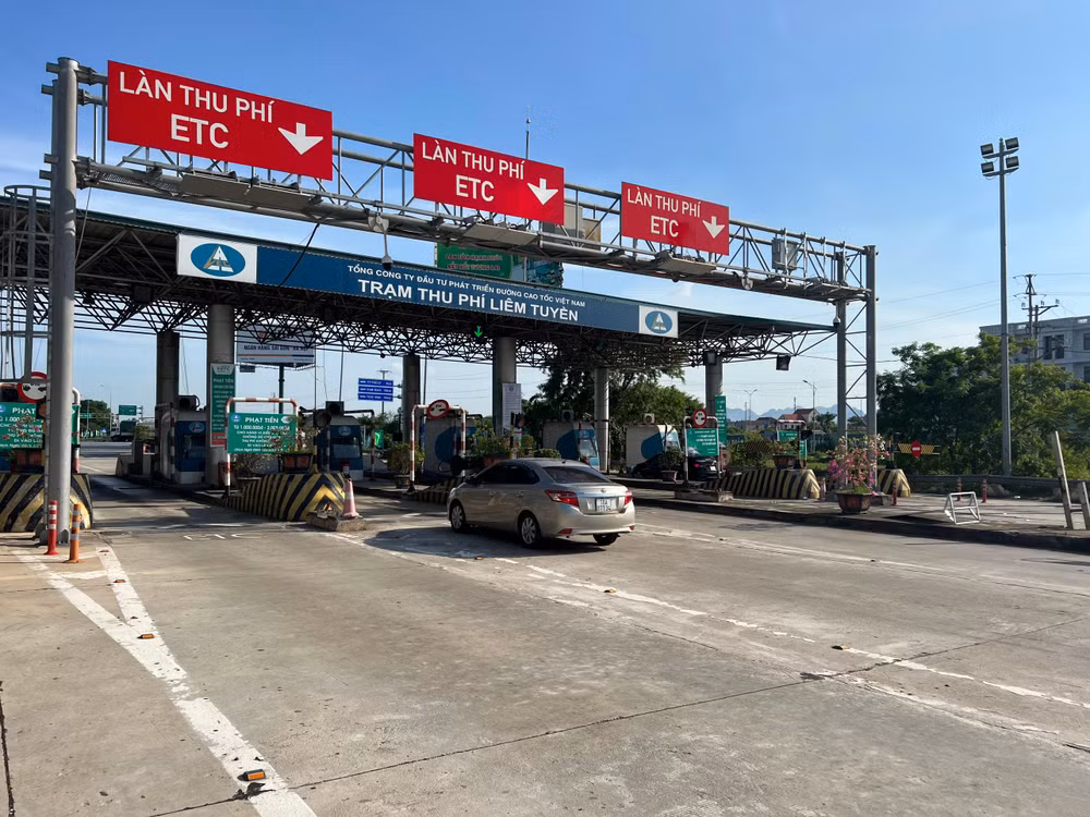 Trong những ngày đầu vận hành, các phương tiện lưu thông qua làn ETC thuận lợi, nhanh chóng trên cao tốc Cầu Giẽ-Ninh Bình.