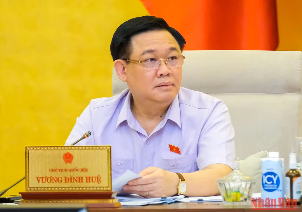 Chủ tịch Quốc hội Vương Đình Huệ phát biểu ý kiến tại phiên họp. 