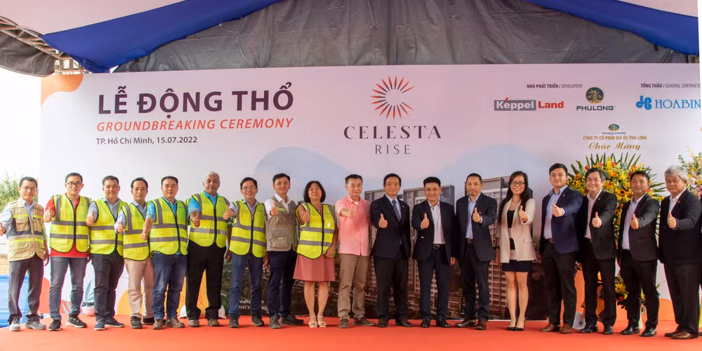 Lãnh đạo chủ đầu tư và Nhà thầu chụp hình cùng cán bộ công nhân viên công trình.
