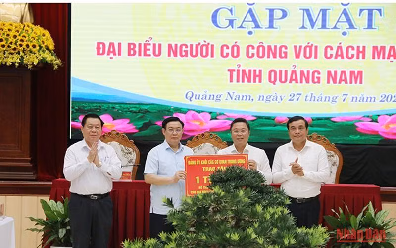 Chủ tịch Quốc hội Vương Đình Huệ trao kinh phí hỗ trợ xây dựng nhà ở cho gia đình chính sách và hộ nghèo trên địa bàn tỉnh Quảng Nam.