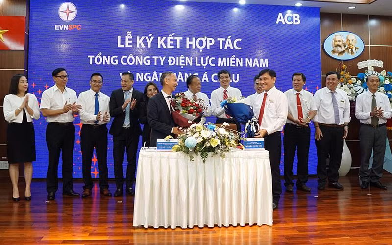 Đại diện EVNSPC và ACB ký kết thỏa thuận hợp tác.