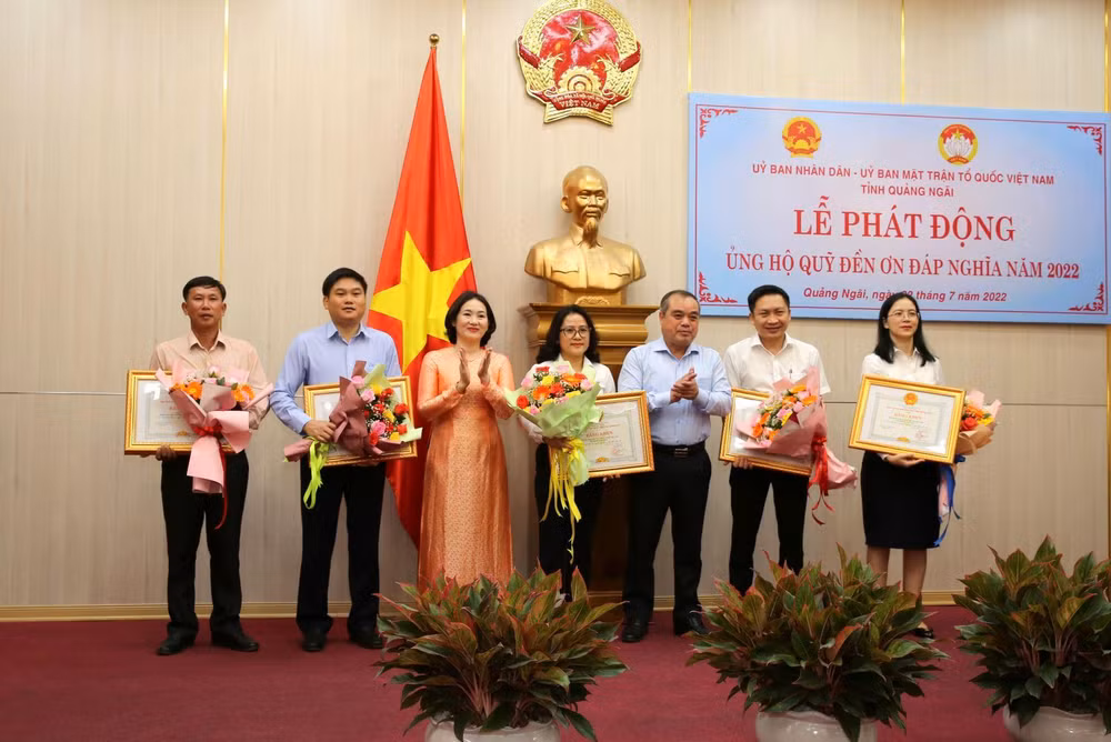 Ủy ban nhân dân tỉnh Quảng Ngãi tặng Bằng khen cho các tổ chức, doanh nghiệp có nhiều ủng hộ cho Quỹ Đền ơn đáp nghĩa.