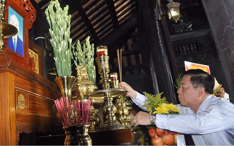Đồng chí Nguyễn Trọng Nghĩa dâng hương tưởng nhớ đồng chí Võ Chí Công.
