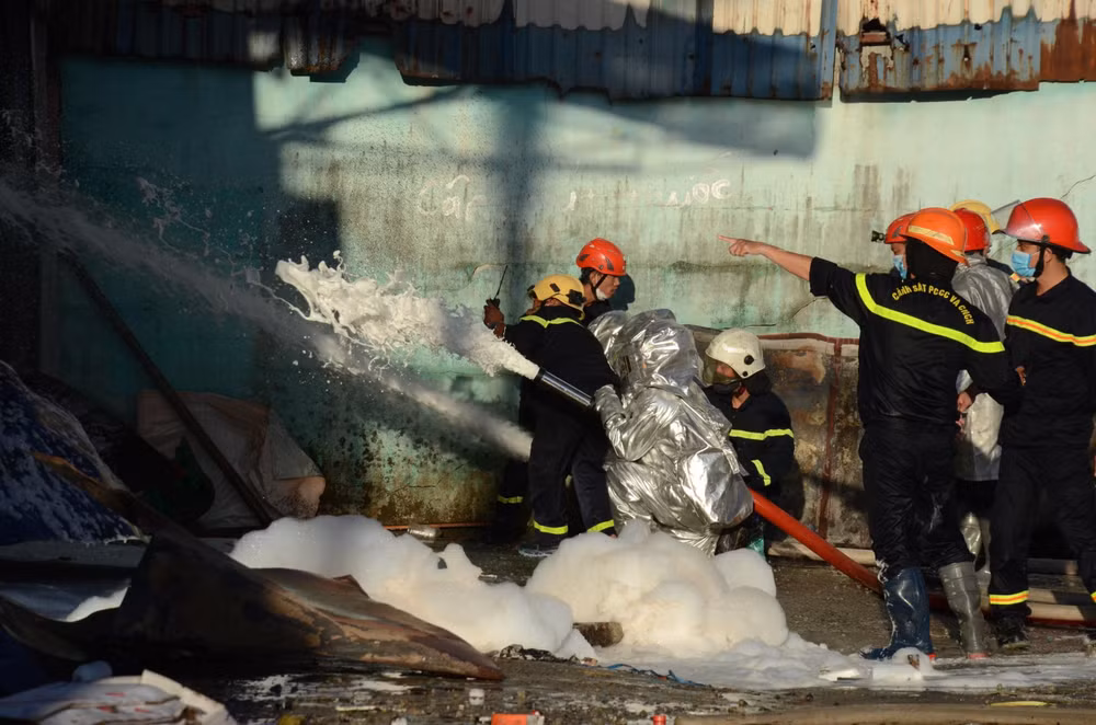 Lực lượng chức năng tiếp tục phun bọt làm mát hiện trường, bảo đảm ngọn lửa không bùng phát trở lại.