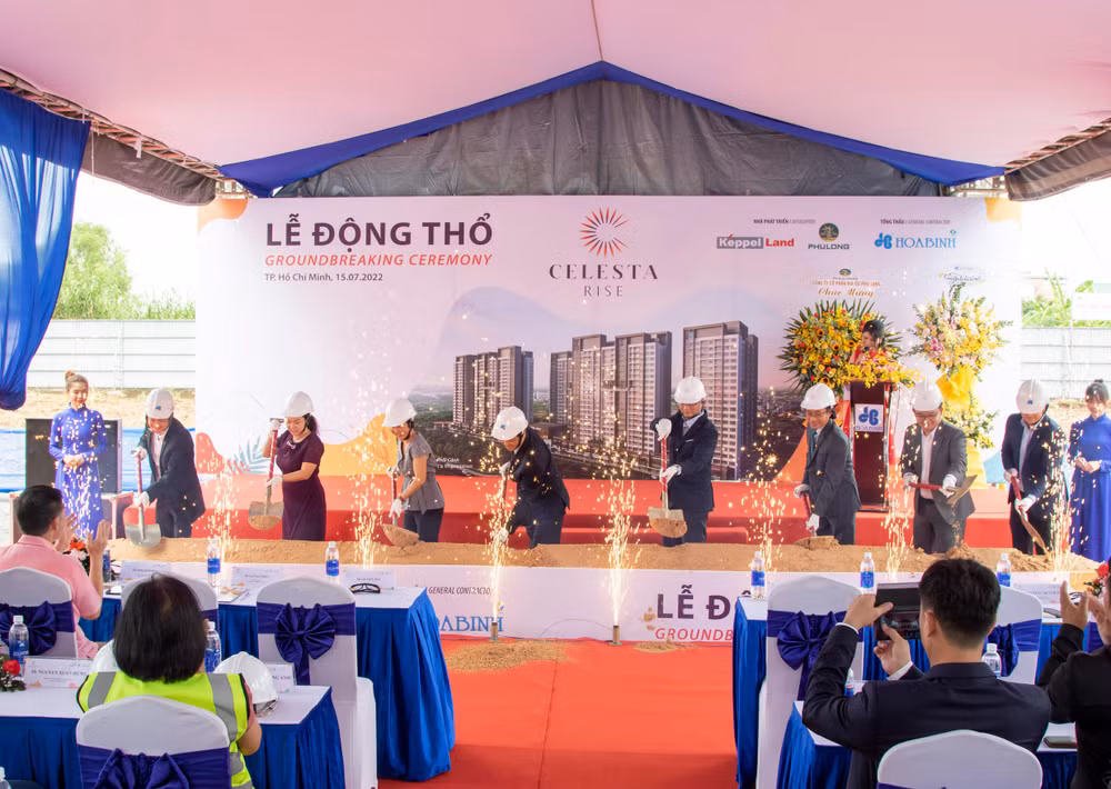 Các đại biểu thực hiện nghi lễ khởi công dự án.
