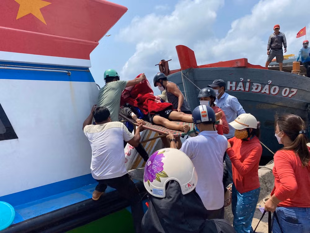 Vận chuyển người bệnh từ huyện đảo Lý Sơn vào đất liền. Trung tâm y tế Quân-Dân y kết hợp huyện Lý Sơn sớm hoàn thành sẽ giúp công tác điều trị bệnh cho người dân tốt hơn.