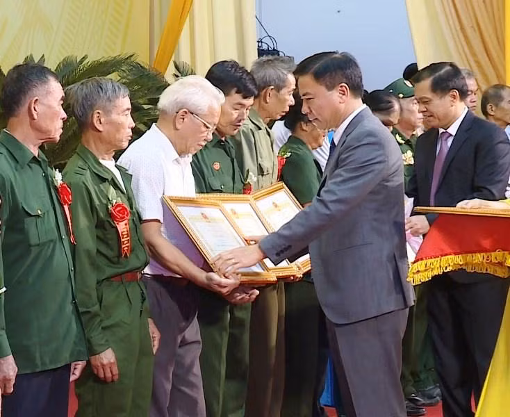 Bí thư Tỉnh ủy Thanh Hóa trao tặng Bằng khen cho người có công tiêu biểu.