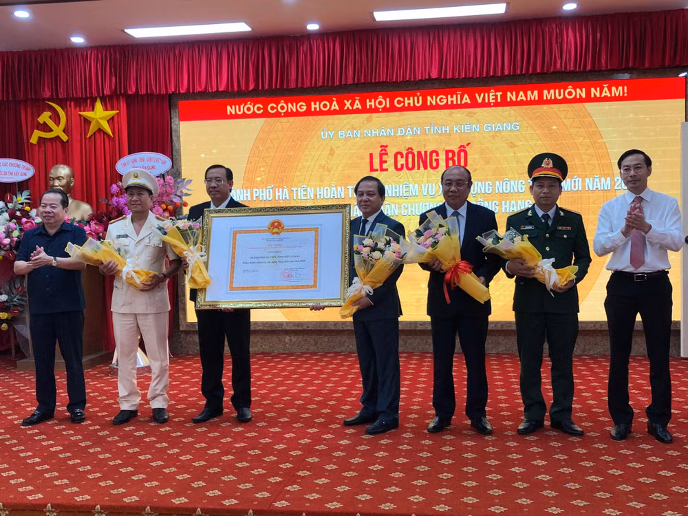 Thành phố Hà Tiên, tỉnh Kiên Giang đón bằng công nhận hoàn thành nhiệm vụ xây dựng nông thôn mới năm 2020.