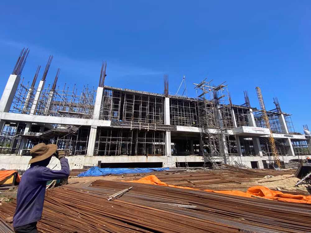 Trung tâm y tế Quân-Dân y kết hợp huyện Lý Sơn đang được khẩn trương thi công.