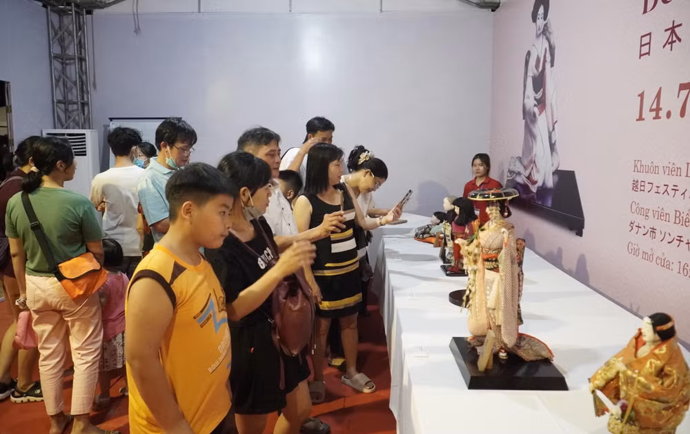 Trẻ em hào hứng với tranh giấy.