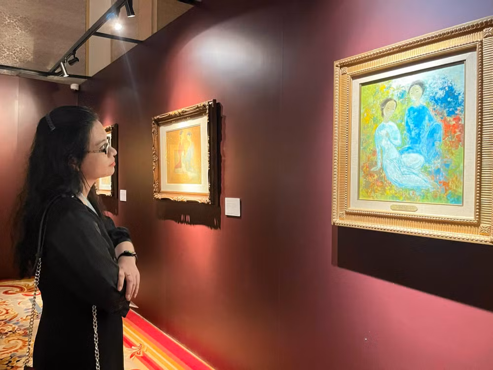 Khán giả xem tranh tại triển lãm.