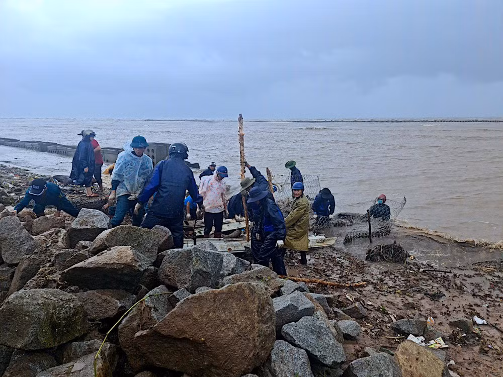 Cà Mau huy động lực lượng gia cố đê vào sáng 12/7.