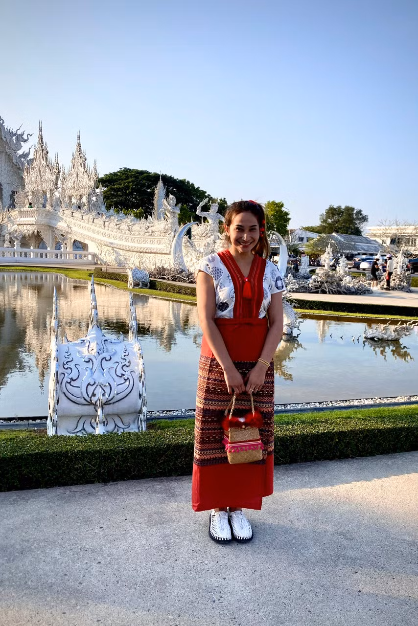 Một cô gái Thái Lan chụp ảnh kỷ niệm trước ngôi chùa. Một cô gái Thái Lan chụp ảnh kỷ niệm trước ngôi chùa.