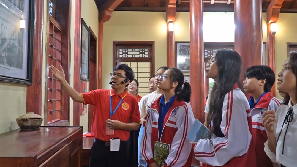 Học sinh tìm hiểu vè thân thế và sự nghiệp của nhà thơ Chế Lan Viên tại Nhà lưu niệm mang tên ông - Nguồn: tạp chí Cửa Việt. Học sinh tìm hiểu vè thân thế và sự nghiệp của nhà thơ Chế Lan Viên tại Nhà lưu niệm mang tên ông - Nguồn: tạp chí Cửa Việt.