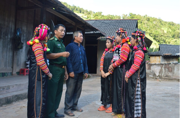 Ông Lỳ Xuyến Phù (thứ 3 từ trái sang), người có uy tín ở bản A Pa Chải, xã Sín Thầu, huyện Mường Nhé (tỉnh Điện Biên) tuyên truyền, vận động người dân góp sức bảo vệ biên cương Tổ quốc.