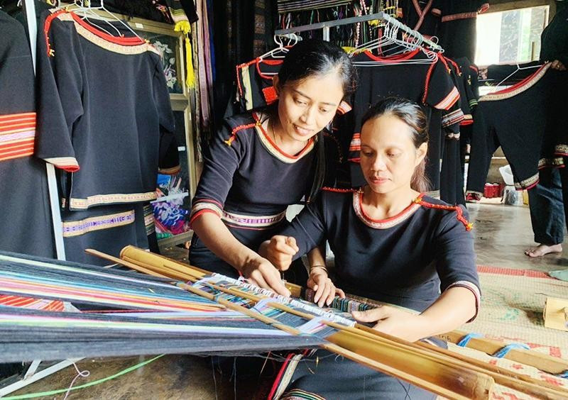 Đồng bào Ê Đê ở xã Ea Tul, huyện Cư Mgar (Đắk Lắk) bảo tồn nghề dệt thổ cẩm truyền thống.