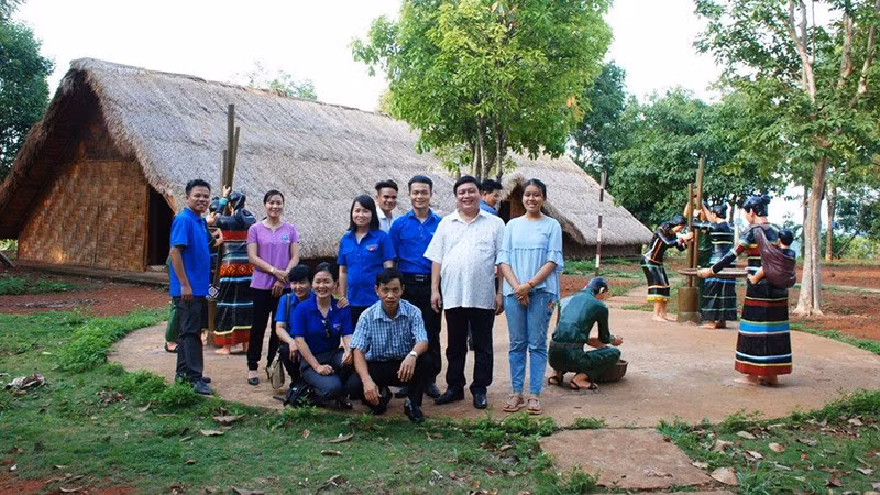 Du khách chụp ảnh lưu niệm tại Khu bảo tồn văn hóa dân tộc Xtiêng sóc Bom Bo.