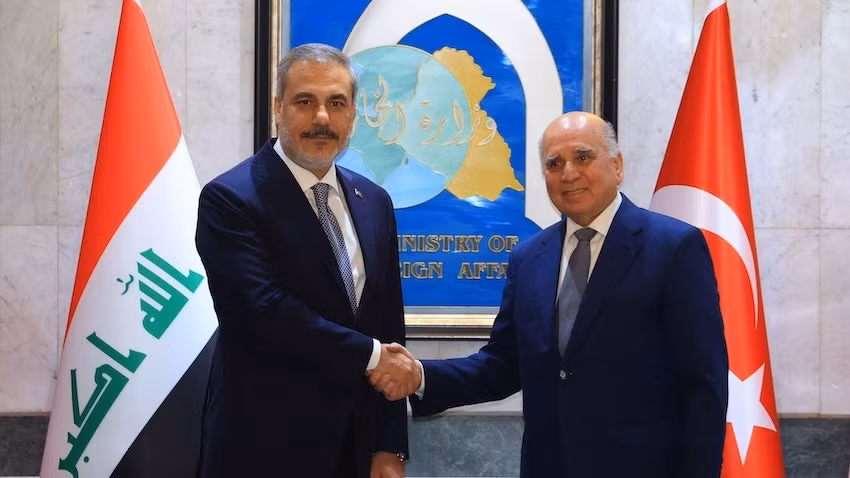 Ngoại trưởng Iraq Fuad Hussein và người đồng cấp Thổ Nhĩ Kỳ Hakan Fidan (trái). (Nguồn: Getty Images/Vietnam+)