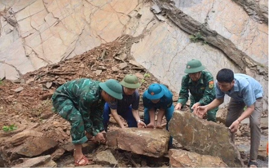 Cán bộ chiến sĩ Đồn Biên phòng Mường Ải phối hợp với các lực lượng và nhân dân khắc phục tình trạng đá sạt lở gây ách tắc giao thông, mất an toàn trên tuyến đường qua địa bàn.