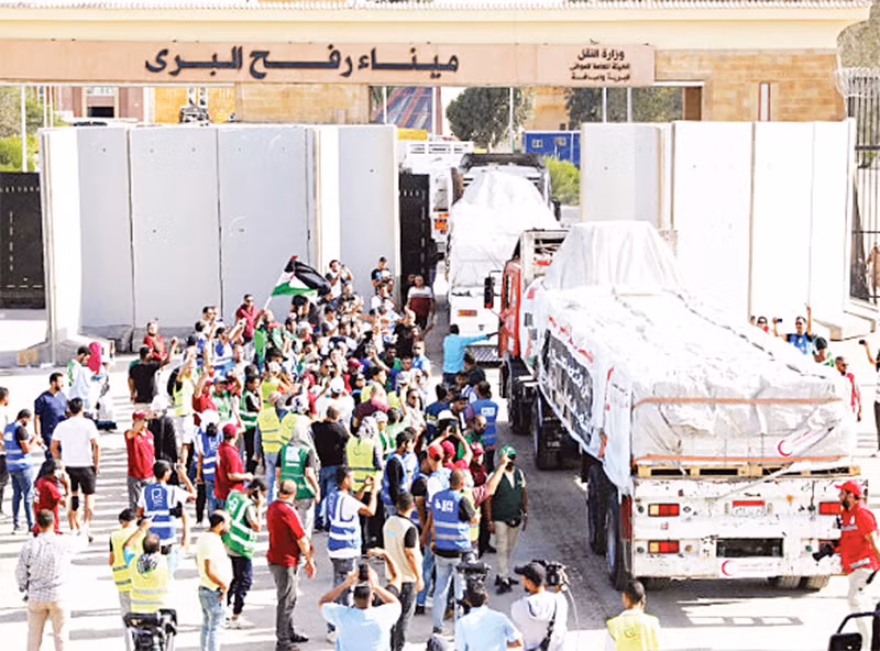 Hàng viện trợ được đưa vào Gaza qua cửa khẩu Rafah. (Ảnh REUTERS)