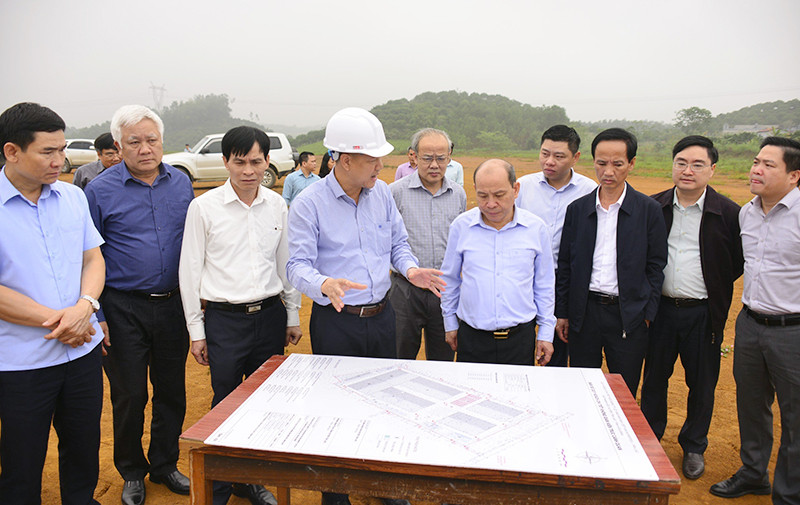 Đồng chí Bùi Đức Hinh (thứ năm từ phải sang) chỉ đạo thực hiện Dự án Nhà máy Dệt kim tại xã Thanh Hối, huyện Tân Lạc, tỉnh Hòa Bình. (Ảnh LÊ CHUNG) 
