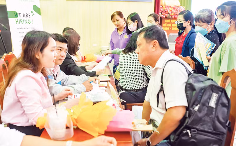 Người lao động tìm việc làm tại Sàn giao dịch việc làm quận Bình Tân vào tháng 9/2023.