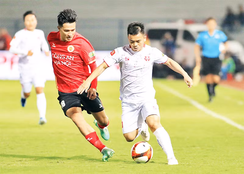 Pha tấn công của cầu thủ Hải Phòng (áo trắng) về phía đội Công an Hà Nội. (Ảnh TÙNG PHAN)