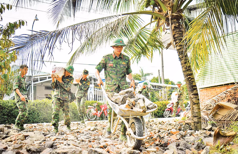 Lực lượng vũ trang tỉnh Kiên Giang lao động giúp dân.