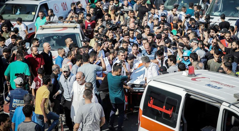 Người dân tập trung bên ngoài một bệnh viện ở Gaza. (Ảnh UN NEWS) 